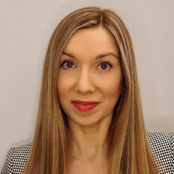 Magdalena Sobolewska, avocat de drept imobiliar din Polonia: „Pentru investitori sau companii care doresc să își stabilească sediul în Europa, Varșovia reprezintă o opțiune viabilă. Există o gamă largă de zgârie-nori moderni în centrul orașului, cu o infrastructură excelentă (mulți dintre aceștia având și certificate eco), fiind bine comunicați cu fiecare parte a orașului și cu suburbiile”